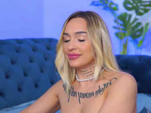 InkedBlondeLust webcam