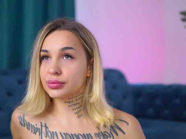 InkedBlondeLust webcam
