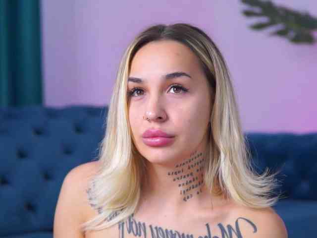 InkedBlondeLust webcam