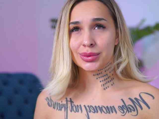 InkedBlondeLust webcam