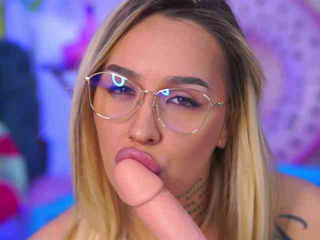 InkedBlondeLust webcam