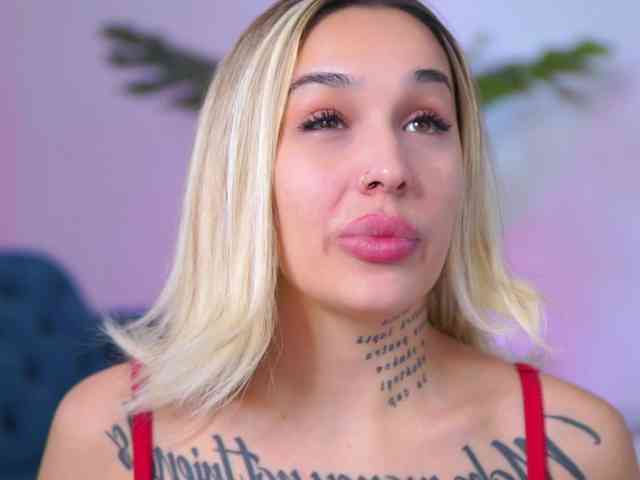 InkedBlondeLust webcam