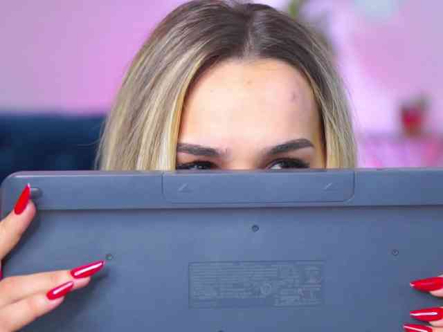 InkedBlondeLust webcam