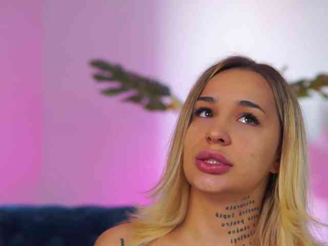 InkedBlondeLust webcam
