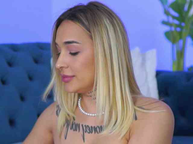 InkedBlondeLust webcam
