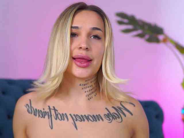 InkedBlondeLust webcam