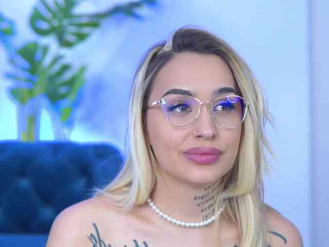 InkedBlondeLust webcam