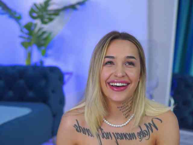 InkedBlondeLust webcam