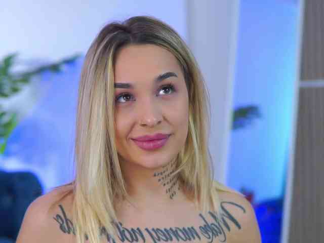InkedBlondeLust webcam