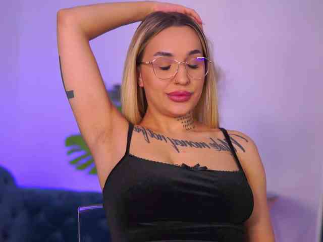 InkedBlondeLust webcam