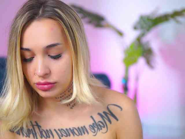 InkedBlondeLust webcam