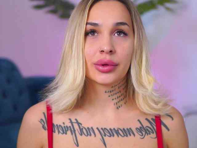 InkedBlondeLust webcam