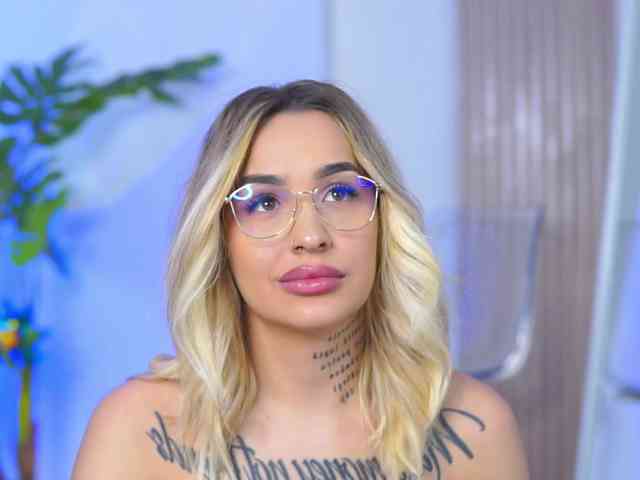 InkedBlondeLust webcam