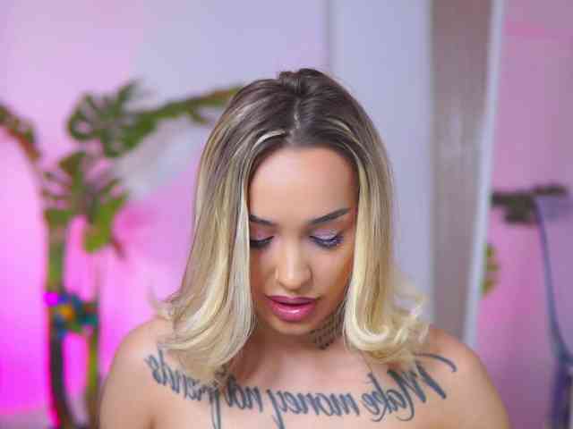 InkedBlondeLust webcam