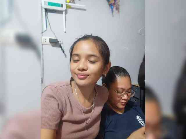 YourasianGirl webcam