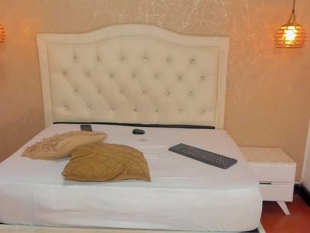 Hadley- webcam bongacams model stream image