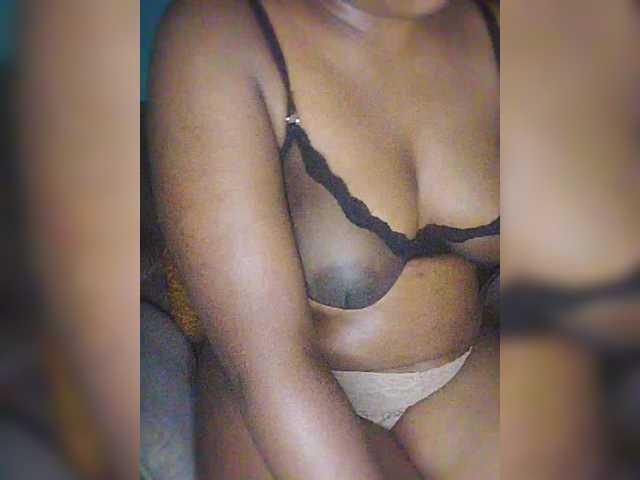 le modèle chibaby1 est en webcam porno dans un show sur le site bongacams, il possède les tags suivants: Ebony,Brunette,Trimmed