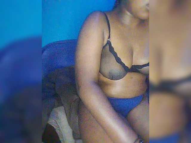 le modèle chibaby1 est en webcam porno dans un show sur le site bongacams, il possède les tags suivants: Ebony,Brunette,Trimmed