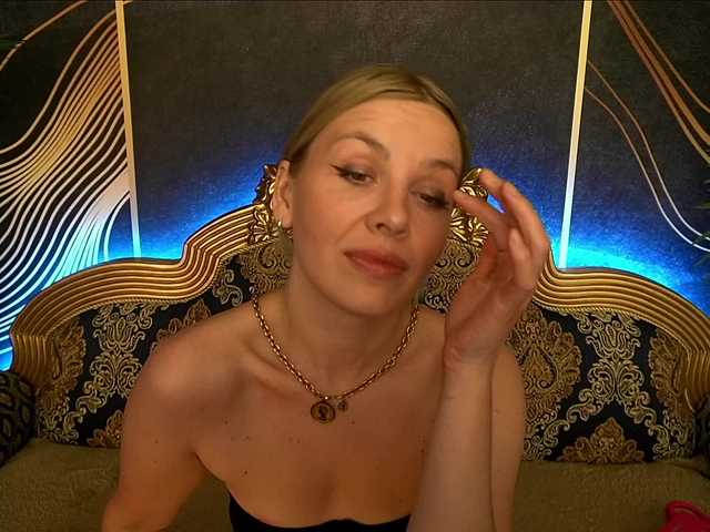 WealthyMuse webcam