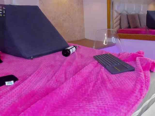 KRISTINCHERRY webcam