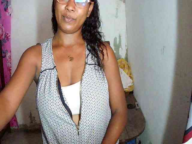 FredahSannie Live Webcam on BongaCams