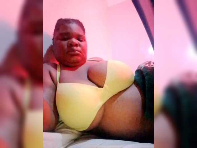 CreamyClit webcam bongacams model stream image