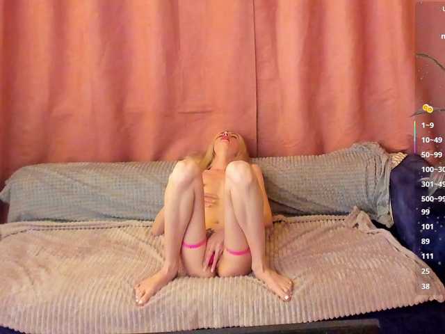 Skinnylady's BongaCams show and profile