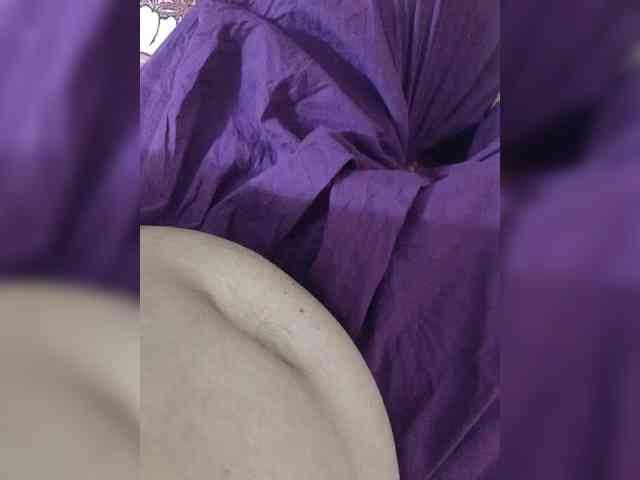 IqraQueen webcam