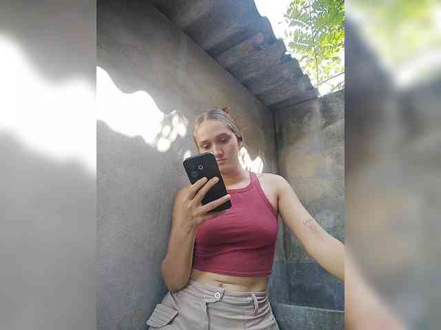 Samantha-12 webcam