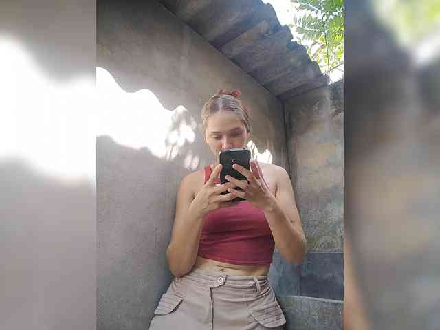 Samantha-12 webcam
