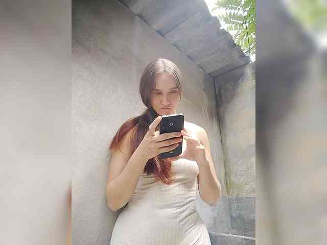 Samantha-12 webcam