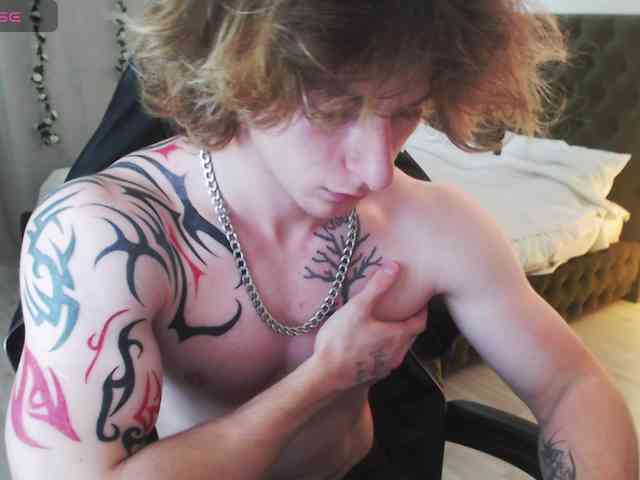 Rich-Piano Live Webcam on BongaCams