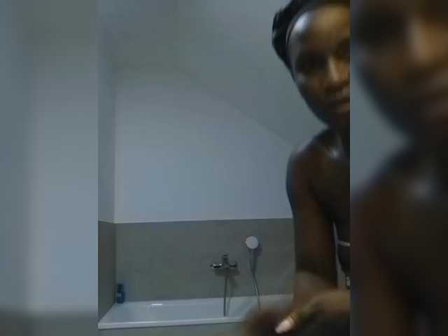 BradBubble webcam bongacams model stream image