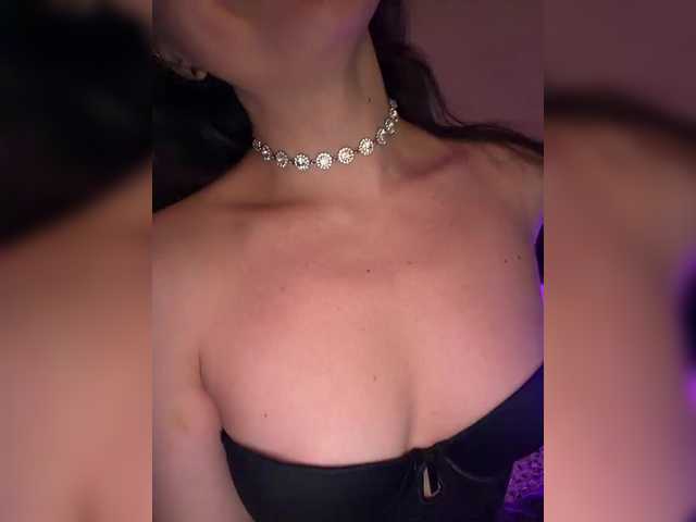 FeeBee's BongaCams show and profile