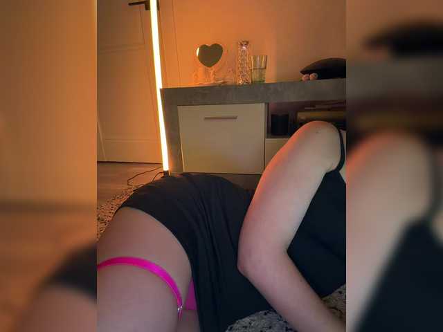 FeeBee's BongaCams show and profile