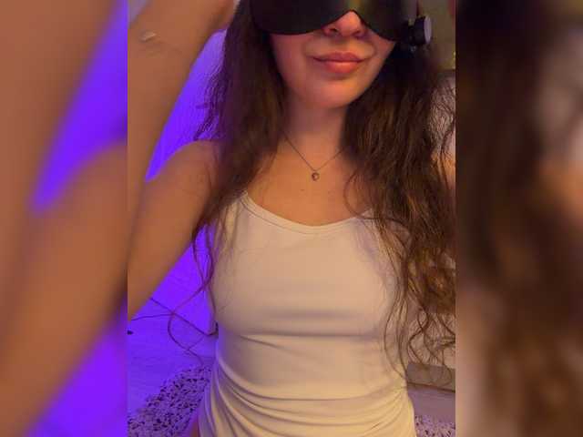 FeeBee's BongaCams show and profile