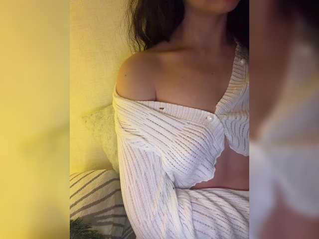 FeeBee's BongaCams show and profile