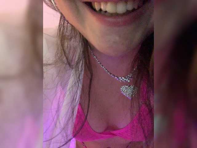 FeeBee's BongaCams show and profile