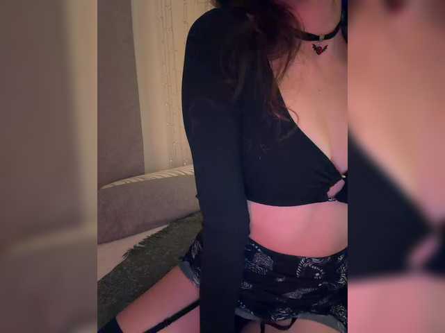 FeeBee's BongaCams show and profile