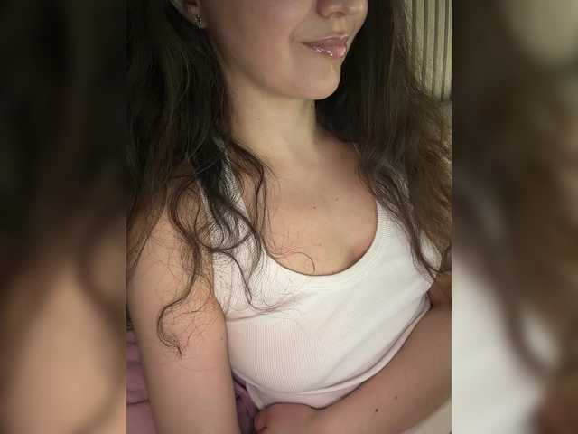 FeeBee's BongaCams show and profile