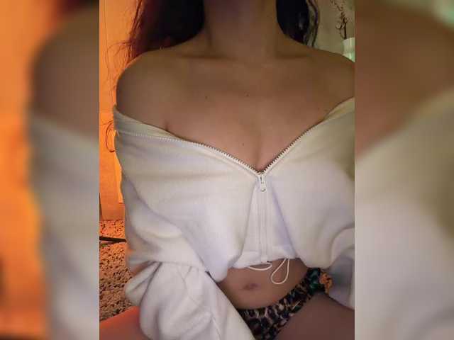 FeeBee's BongaCams show and profile