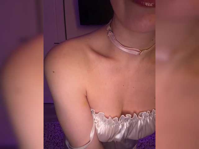 FeeBee's BongaCams show and profile