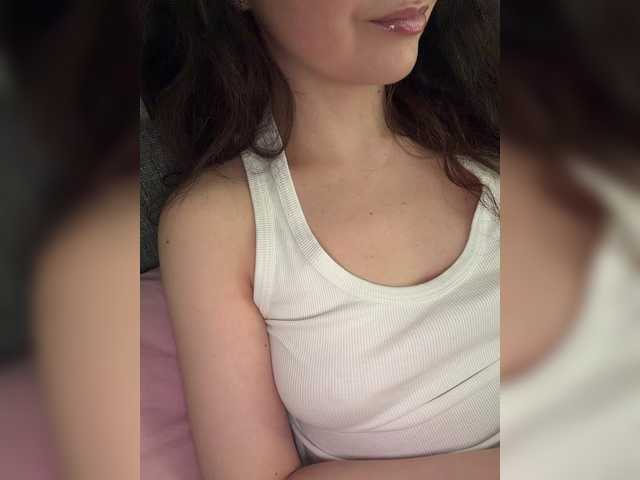 FeeBee's BongaCams show and profile