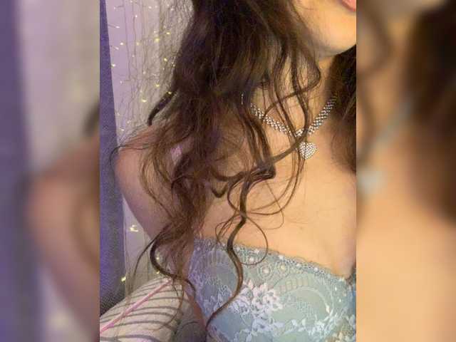 FeeBee's BongaCams show and profile