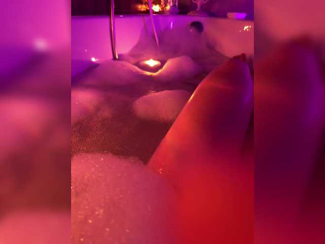 FeeBee's BongaCams show and profile