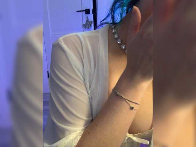 FeeBee's BongaCams show and profile