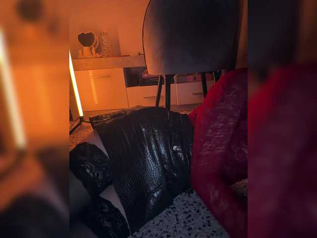 FeeBee's BongaCams show and profile