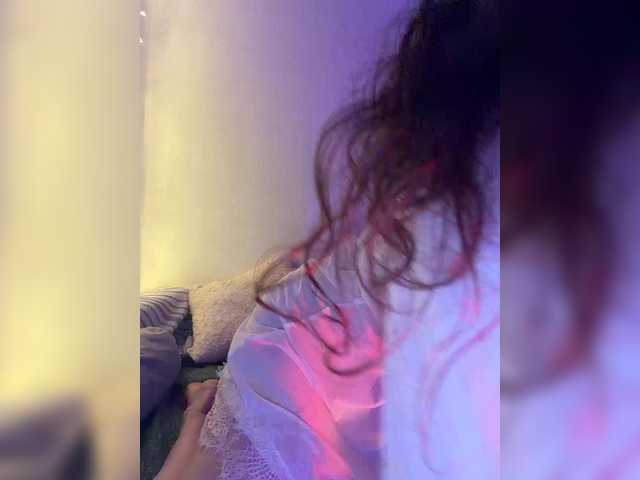 FeeBee's BongaCams show and profile