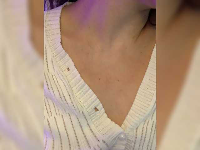 FeeBee's BongaCams show and profile