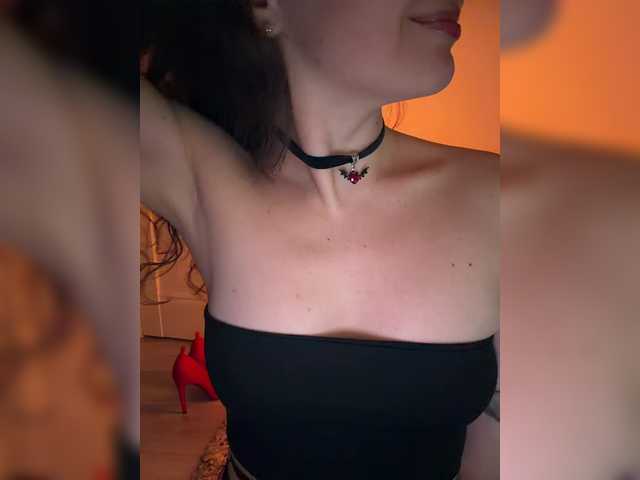 FeeBee's BongaCams show and profile
